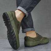 Hermosos zapatos de protección laboral para hombres en obras de construcción